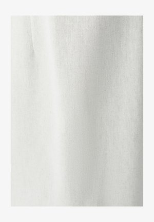 Biely textil s viditeľnou tkanou textúrou a jemnými vertikálnymi záhybmi.