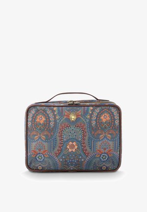 Stof cosmetica case met een blauw bloemenpatroon, bruine accenten, een handvat aan de bovenkant en een dubbele ritssluiting met een decoratief gouden embleem.