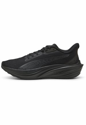 Zwarte sportieve sneaker met mesh bovenkant, vetersluiting, dikke gevoerde zool en zijkant streep detail, ontworpen voor hardlopen of training.