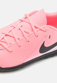 Nike Performance JR. PHANTOM GX 2 CLUB - Botines de fútbol para césped - sunset pulse/black