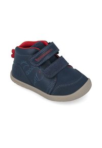Zapatillas infantiles altas azules con acentos rojos, dos correas de velcro y un gráfico de dinosaurio. Hechas de material sintético con suela de goma.
