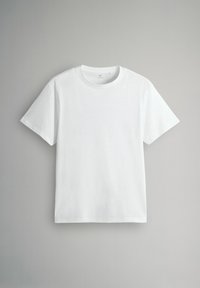 Biela bavlnená tričko s krátkymi rukávmi, okrúhlym výstrihom a normálnym strihom. Hladká textúra, žiadne vzory, navrhnuté na voľný čas.