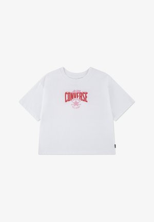 Camiseta blanca de manga corta con cuello redondo, con un estampado gráfico rojo que dice "CONVERSE" y "ALL STAR" en una tipografía estilizada.