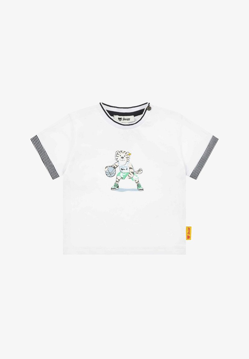 Camiseta blanca de manga corta con ribetes a rayas azul marino, que presenta un tigre de dibujos animados sosteniendo un balón de baloncesto, y una etiqueta amarilla en el costado.