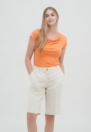 Oranges Oberteil mit Schalkragen, kombiniert mit leichten Leinen-Shorts mit einer Knopfleiste vorne und seitlichen Taschen. Glatte Textur und lockerer Schnitt.
