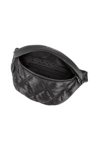 Borsa a vita nera trapuntata con apertura a zip e tasca interna con zip, dotata di una patta in pelle liscia con dettagli del marchio.