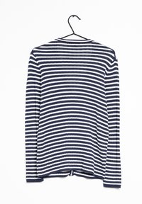 Marineblauwe en witte gestreepte lange mouw trui aan een hanger. Ribbelstructuur met een ronde halslijn en zijsplitten aan de zoom.