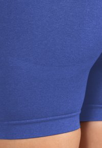 Pantaloni corti sportivi elasticizzati blu realizzati in tessuto liscio, con un design aderente e una vita comoda tagliata sopra la coscia media.