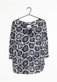 Dunkelblaue Bluse mit weißem Blumenmuster, runder Ausschnitt und 3/4-Ärmeln; verfügt über eine Bindung und einen abgerundeten Saum.