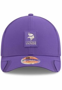 Lila Baseballcap mit strukturiertem Design, mit einem Minnesota Vikings Logo-Patch auf der Vorderseite, verstellbarer Größe und glatter Stoffstruktur.