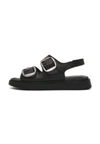 Sandalias de cuero negro con dos hebillas anchas ajustables, diseño abierto, suela gruesa negra y costuras a lo largo de los bordes.