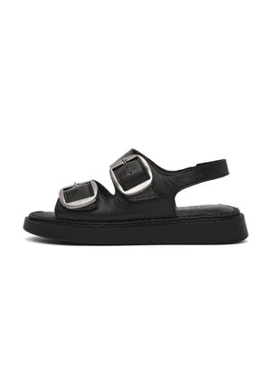Zwarte leren sandalen met twee brede verstelbare gespen, open ontwerp, dikke zwarte zool en gestikte accenten langs de randen.
