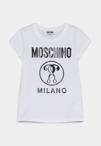 Camiseta blanca de algodón de manga corta, con un estampado gráfico de "MOSCHINO" y "MILANO" en negro, junto con un diseño abstracto.