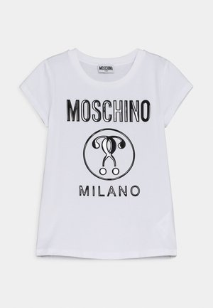 T-shirt en coton blanc à manches courtes, avec un imprimé graphique de "MOSCHINO" et "MILANO" en noir, accompagné d'un design abstrait.