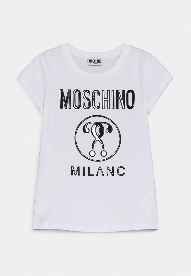 Camiseta blanca de algodón de manga corta, con un estampado gráfico de "MOSCHINO" y "MILANO" en negro, junto con un diseño abstracto.