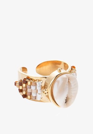 Goldfarbener Ring mit einem zentralen weißen, muschelförmigen Stein und einem seitlichen Geflecht aus cremefarbenen und bernsteinfarbenen Perlen.