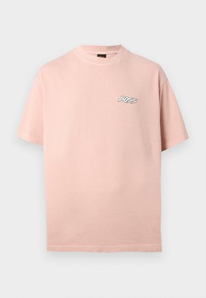 Lys rosa T-skjorte med korte ermer og rund hals, med liten hvit og svart "BOSS"-logo på venstre bryst.