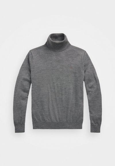 Grå genser med høy hals laget av mykt stoff, med lange ermer, en tettsittende nederkant, og en subtil logo nær brystet.