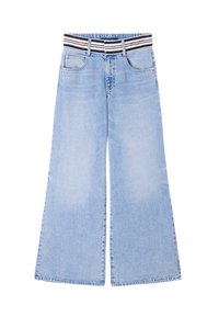Vaqueros de pierna ancha de color azul claro con una cinturilla elástica de rayas en blanco y negro, con bolsillos delanteros y una textura clásica de denim.