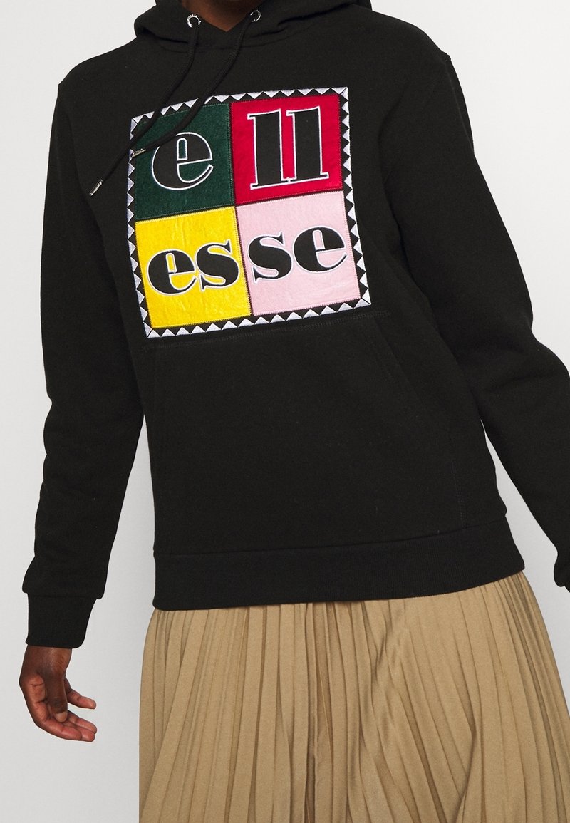Černá mikina s kapucí a barevným čtvercovým logem s nápisem "ellesse" tučnými písmeny; zahrnuje kapuci se šňůrkami a měkkou tkaninu.