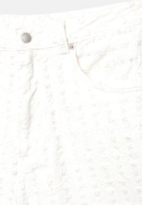 Shorts di jeans bianchi con tessuto texturizzato, caratterizzati da un motivo sottile, una tasca frontale e una chiusura con bottone in argento.