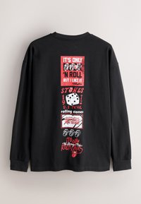 Sort langærmet t-shirt med dristig rød og hvid grafisk tekst, terninger og Rolling Stones-logoer på ryggen, lavet af blød, let bomuld.