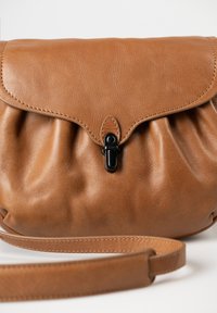 Braune Leder-Crossbody-Tasche mit einem gerafften Design, magnetischem Verschluss und verstellbarem Träger. Glatte Textur mit dezenten Nähdetails.