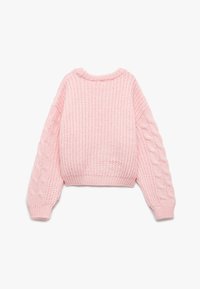 Suéter corto rosa con cuerpo de punto texturizado y mangas de punto trenzado. Presenta un cuello redondo y puños acanalados.