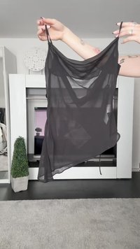 Fekete, áttetsző kamiszol, vékony pántokkal, folyékony kialakítással; könnyű, puha tapintás; aszimmetrikus alsó szegély drapírozott elülső résszel.