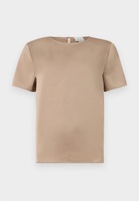 Beige satijnen blouse met korte mouwen, ronde halslijn en kleine knoopsluiting met sleuf aan de achterkant.