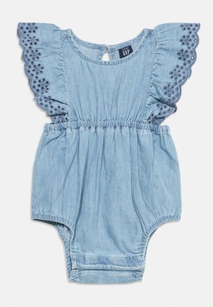 Lyseblå denim babyheldragt med flæset øjletblondeærmer og elastisk talje, mærket Baby Gap.