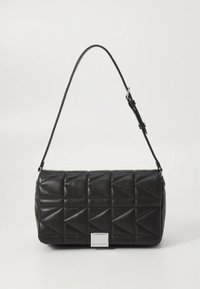 Juoda, siuvinėta rankinė su geometriniu trikampių raštu. Yra nuimamas dirželis ir stačiakampis sidabrinis užsegimas. Tekstūruota odos medžiaga.