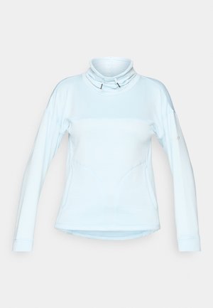 Jasnoniebieska koszulka z długim rękawem i wysokim kołnierzem, o prążkowanej teksturze i detalach w postaci szwu z przodu. Posiada regulowane ściągacze przy szyi oraz boczne kieszenie.