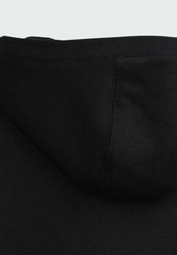 Czarna bluza z kapturem wykonana z gładkiego materiału, z miejscem na sznurek w kapturze oraz wzmocnionymi szwami wzdłuż krawędzi. Prosty, minimalistyczny design.