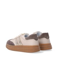 Sneaker aus beigem Leder mit grauen Wildlederelementen, die drei schmale Streifen aufweisen. Eine braune Gummisohle mit strukturiertem Design.