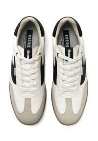 Weiße und graue Leder-Sneaker mit schwarzen Akzenten, die ein schnürbares Design, strukturierte Oberflächen und Gummisohlen für besseren Halt bieten.