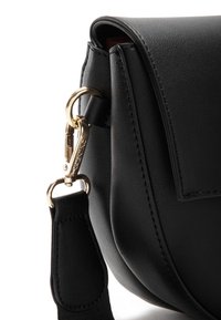 Sac à main en cuir noir avec une texture lisse, arborant un fermoir et une bandoulière en métal doré, et un design structuré mis en valeur par des coutures précises.