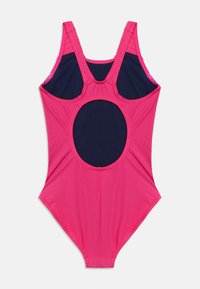 Ροζ ολόσωμο μαγιό με στρογγυλή κοπή στην πλάτη σε ναυτικό μπλε χρώμα και φαρδιές τιράντες, σε λευκό φόντο.