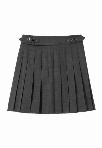 Falda gris con pliegues y cinturón con detalles de hebilla. Fabricada en tela tejida con una textura suave, diseñada con un corte recto y pliegues estructurados.