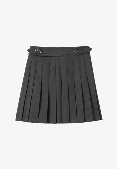 Jupe plissée grise avec une ceinture comportant des accents de boucle. Fabriquée en tissu tissé avec une texture lisse, conçue avec une coupe droite et des plis structurés.