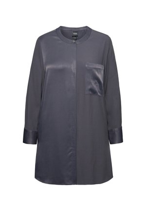 Langärmliges Hemd aus satinem Dunkelgrau, mit Knopfverschluss, kragenlosem Design und einer einzelnen Brusttasche. Glatte Textur, lässige Passform.