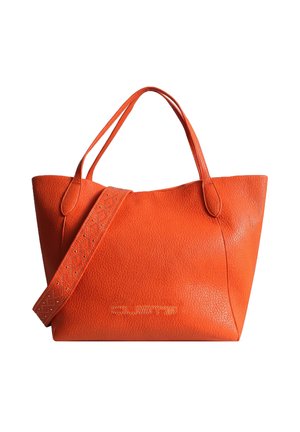 Borsa tote in pelle arancione testurizzata con due manici e una tracolla larga staccabile con piccoli borchiette decorative.