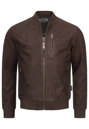 Chaqueta bomber de cuero marrón con cierre de cremallera en la parte delantera, puños acanalados y dos bolsillos laterales con cremallera. Cuenta con un bolsillo en el pecho con cierre de cremallera.