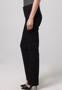 Jeans noirs à coupe droite en denim. Caractéristiques : cinq poches, taille mi-haute et un design épuré sans embellissements.