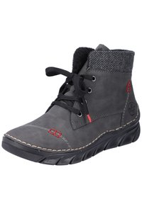 Bottine en cuir gris avec des lacets noirs, un revers texturé gris, des accents rouges et des coutures contrastées. Dotée d'une semelle noire flexible.