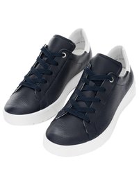 Pari tummansinisiä nahkatennareita, joissa valkoiset pohjat ja tummansiniset nauhat, vinossa, jotta näkyvät ylhäältä ja sivulta.