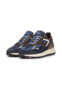 Sneakers che presentano una combinazione di rete blu e suede marrone, con accenti grigi, lacci rotondi e suola in gomma nera texturizzata.