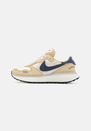 Beige mocka- och tygsneaker med marinblå accenter, vit Swoosh-logga och texturerad gummisula. Utrustad med lager-på-lager-design och vadderad sula.