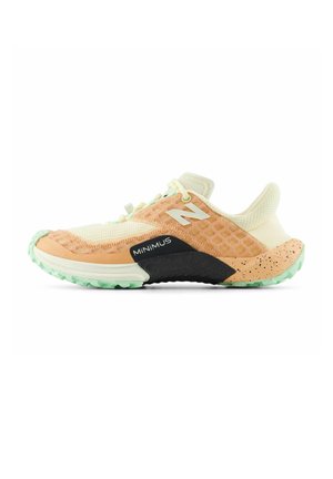 Zapatilla deportiva de color naranja claro y crema con suela verde menta, sección media de la suela negra etiquetada como Minimus, y logo blanco "N" en el lateral.