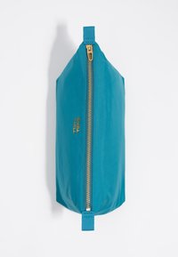 Bolsa de color verde azulado con un cierre dorado, forma rectangular, textura suave y un logotipo de la marca visible en relieve en dorado en el lateral.